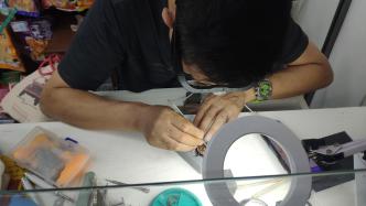重庆：叶师傅用传统技艺与现代工具的完美结合维修名表老古钟
