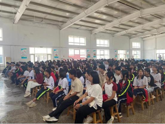 7月4日,卢龙县在燕河营镇中学开展关于《未成年人网络保护条例》普法