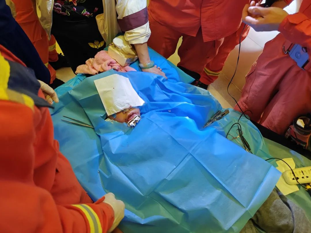 受伤部位到达医院后开展后续救援工作将小女孩紧急转往医院消防员立即