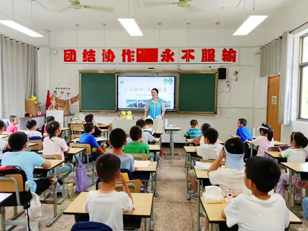 一课60余名孩子迎来了的爱心暑托班内在枫泾小学和兴塔小学7月8日老师