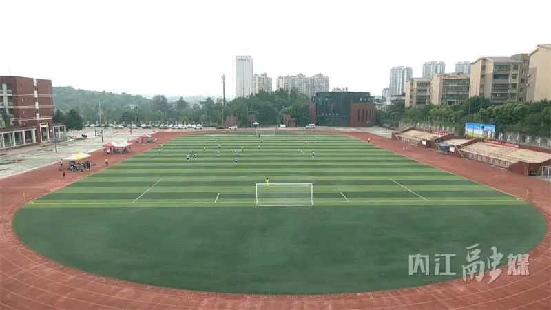 7月6日,内江市第六届运动会县(市,区)足球比赛在威远县凤翔中学开赛