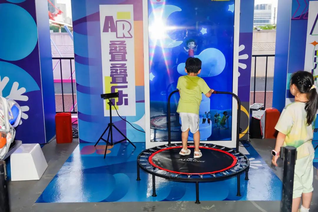 整条赛道经过中国船舶馆,黄浦滨江极限滑板公园,远洋1号,鸽子广场等