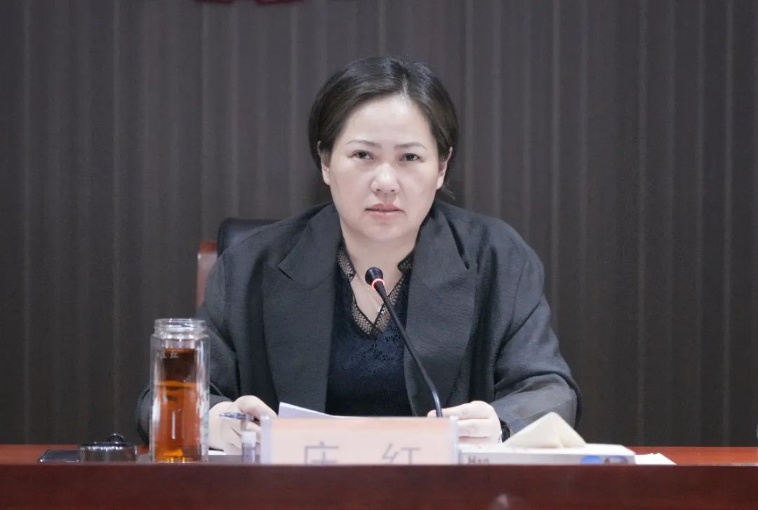 区委副书记,区长庄红讲话,副区长陈倩主持,区领导吴姝,孙凌出席.