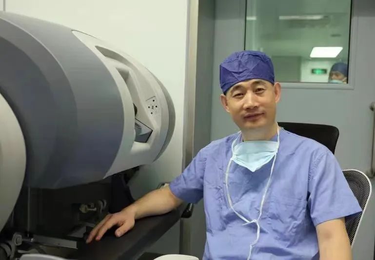 胸外科主任李志刚上海市胸科医院2023年"上海工匠"这天上午,李志刚被