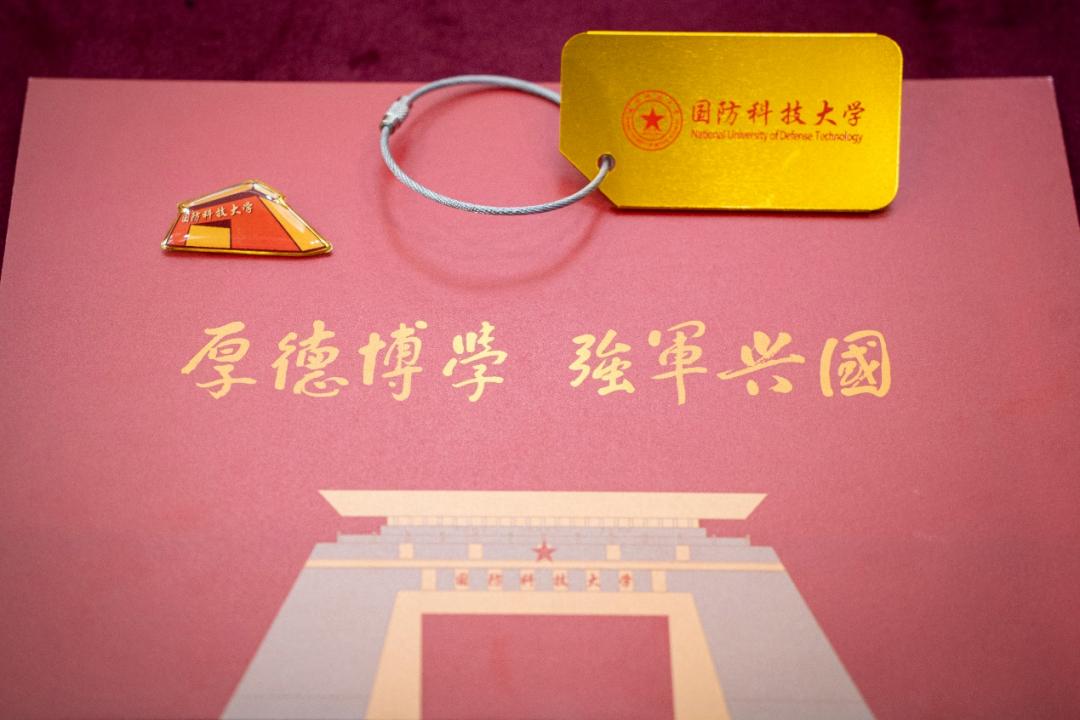 校训通知书全部由湖南省书法家协会的书法家们手写在接下来的时间里