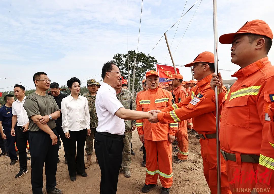截至7月9日,在这场抢险抗灾的硬仗中,共出动解放军1160人,武警795人