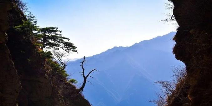 北峰红线岭,西峰驴脊背(苍龙岭),东峰是寿桃山