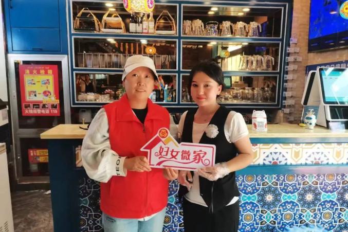 看基层丨三师图木舒克市前海街道妇联开展"妇女微家"挂牌活动