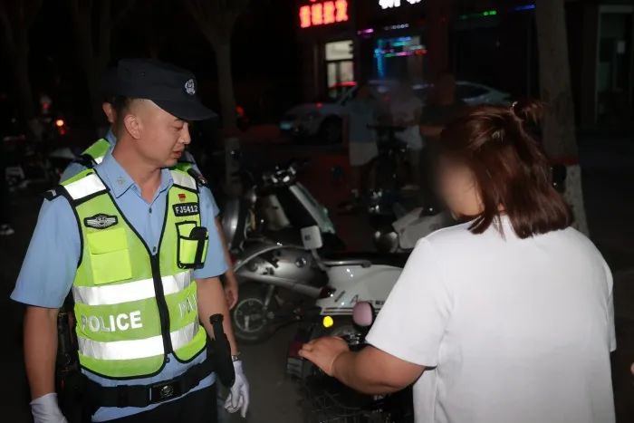 镇赉公安交巡警:持续加强"一盔一带"执法检查和宣传教育