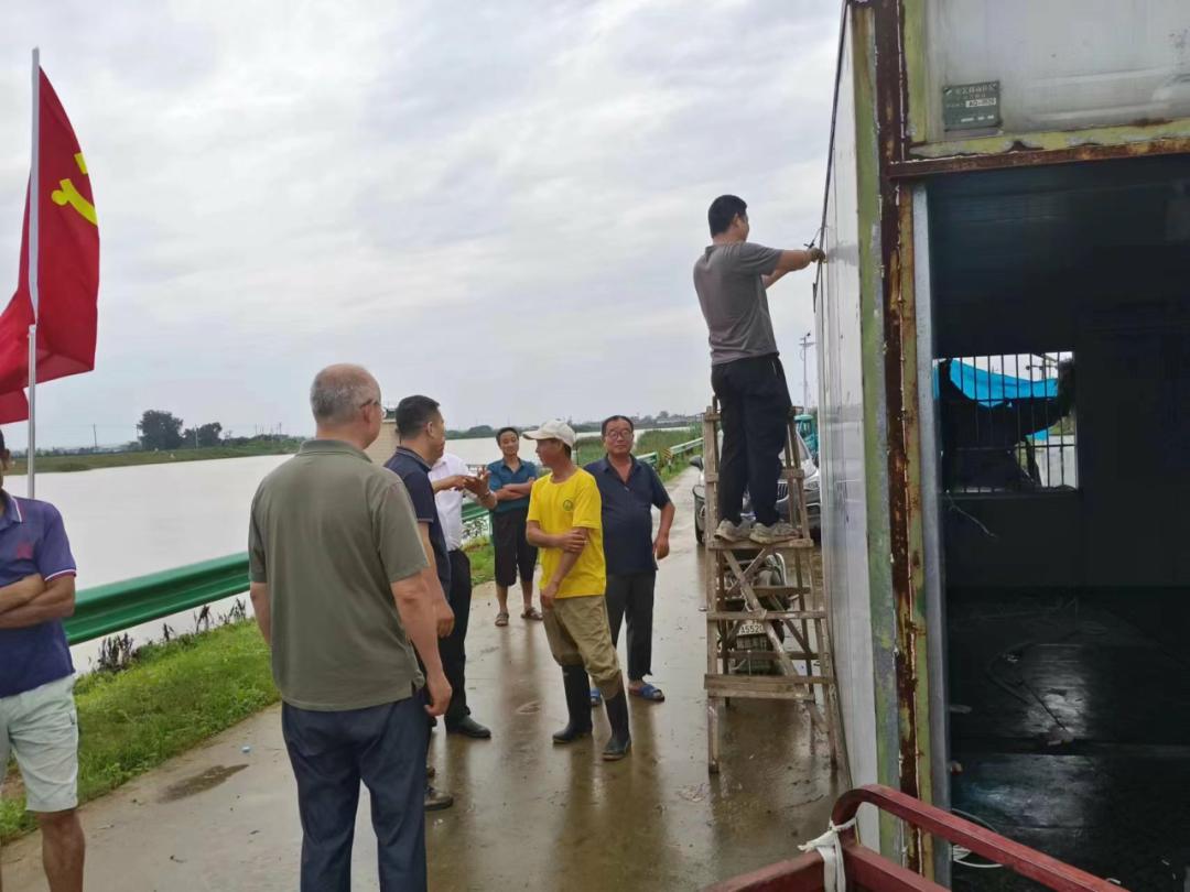 6月27日,驻村工作队在"接棒"报道第一天,即与村两委前往河堤查看水情