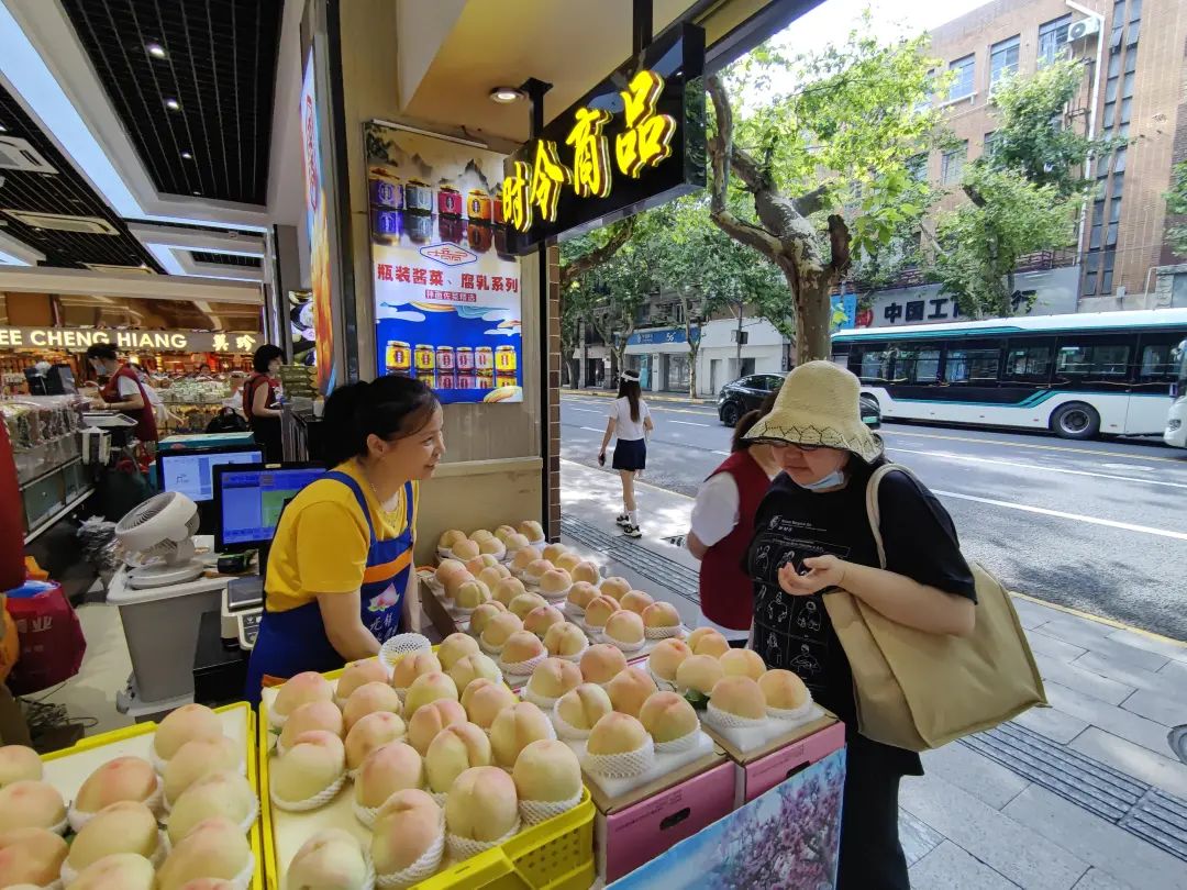说到上海全国土特产食品商场,其最有名的当数酱菜酱料柜台,一年四季都