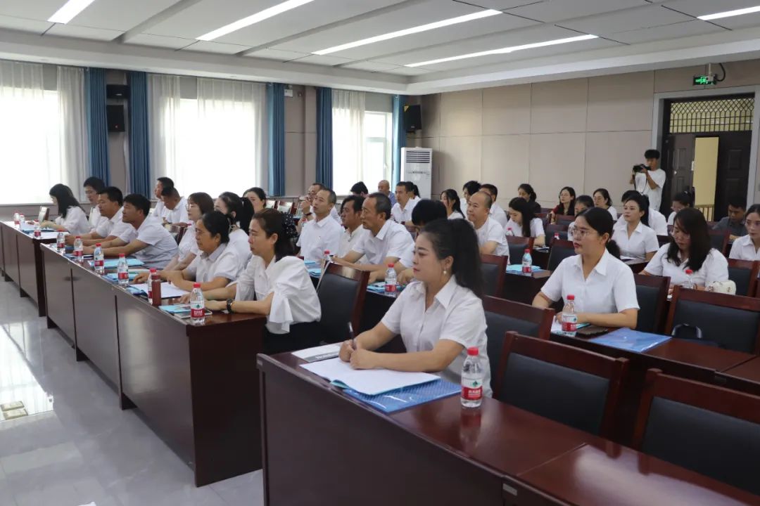 郝彩艳作经验交流发言,新任人民陪审员代表曹小慧,艾珊珊作表态