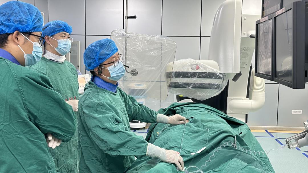 顾宇翔表示,今后"周良辅院士基金会"将举办新疆脑血管疾病介入人才