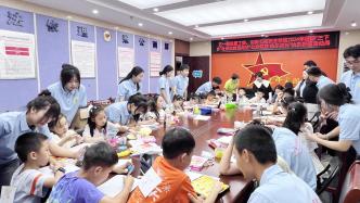 湖南工商职业学院实践团与童携手绘团扇，传承中国传统文化