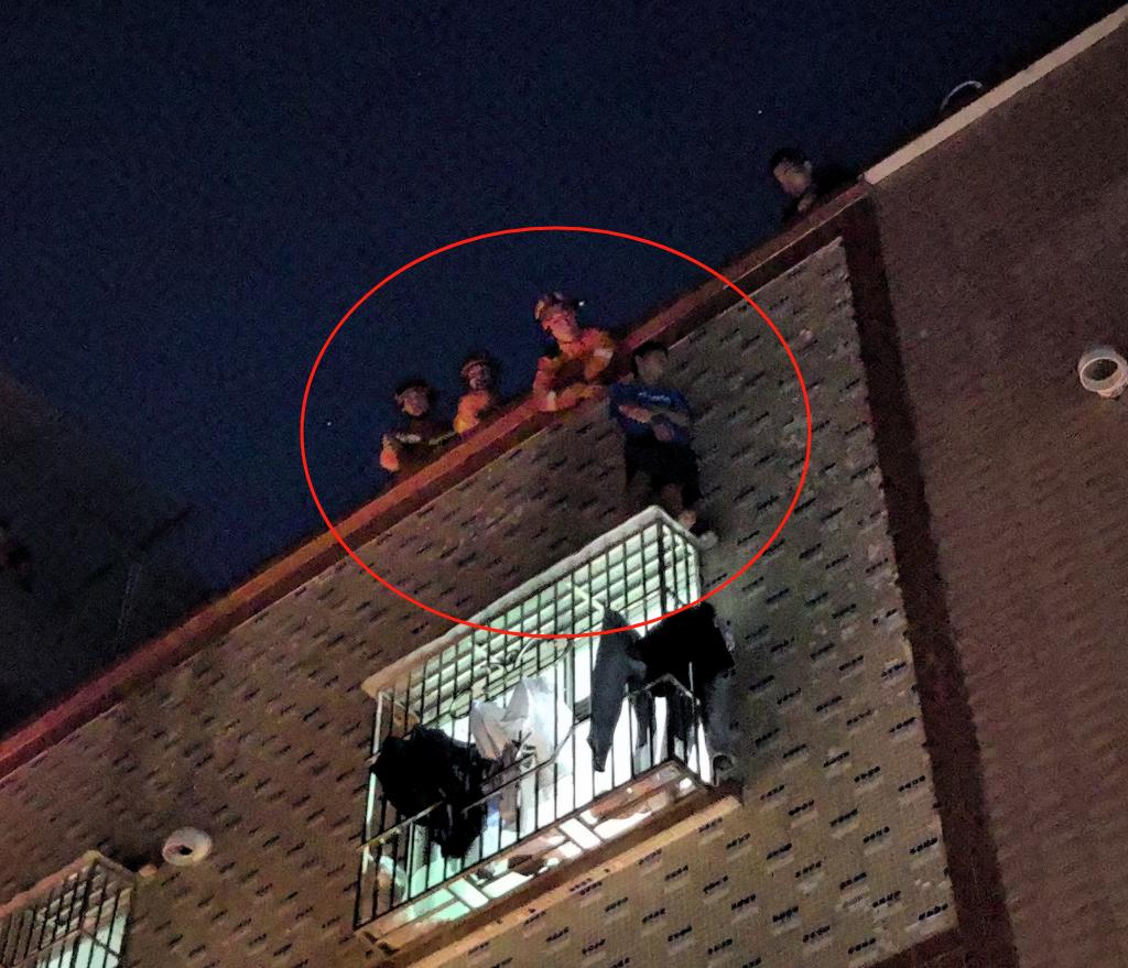 一句批评,15岁少年爬上窗外欲跳楼,身子摇摇欲坠.