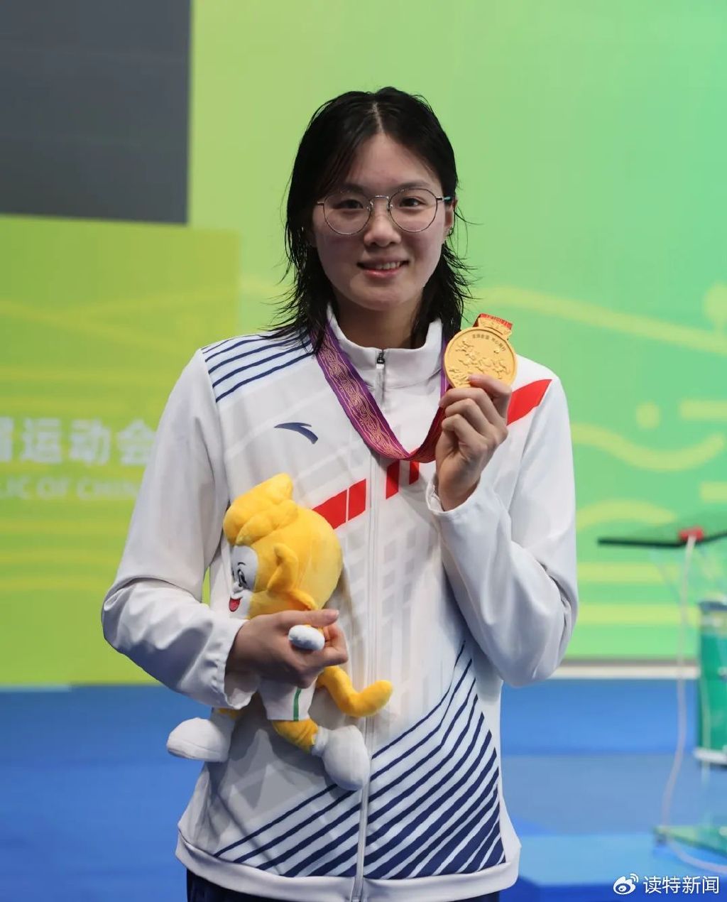 图源深圳特区报在今年4月的全国游泳冠军赛上,她与劳丽慧,秦帆,孔