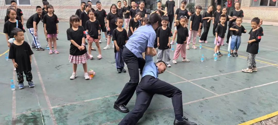 警徽闪耀  护航成长——四川省成都病犯监狱开展"警宝夏令营"活动