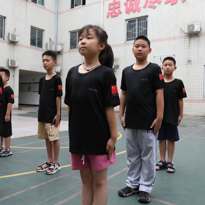 警徽闪耀  护航成长——四川省成都病犯监狱开展"警宝夏令营"活动