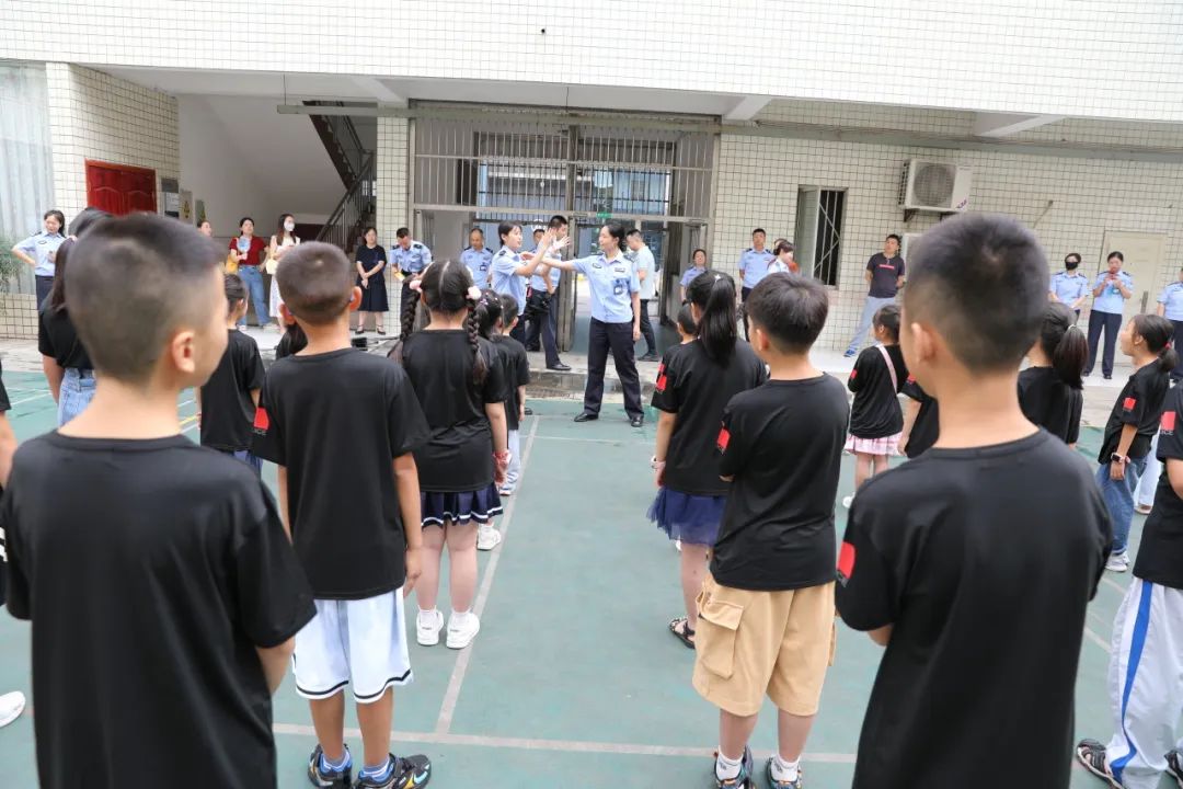 警徽闪耀  护航成长——四川省成都病犯监狱开展"警宝夏令营"活动