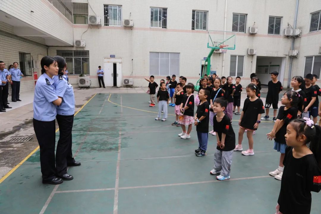 警徽闪耀  护航成长——四川省成都病犯监狱开展"警宝夏令营"活动