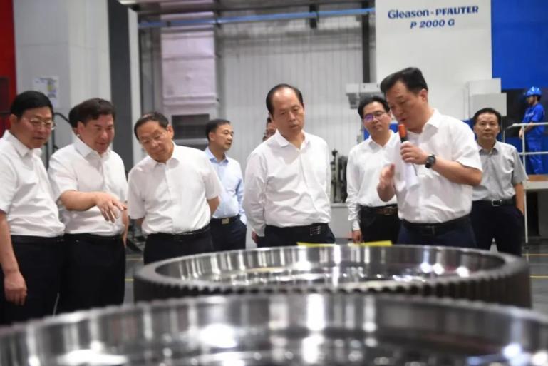 河南投资集团党委书记,董事长闫万鹏,市领导虎强,胡军出席.