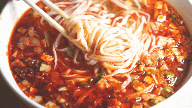 到了中午,一碗席面上最爱的岐山臊子面,酸辣之中,荡气回肠;一份筋道