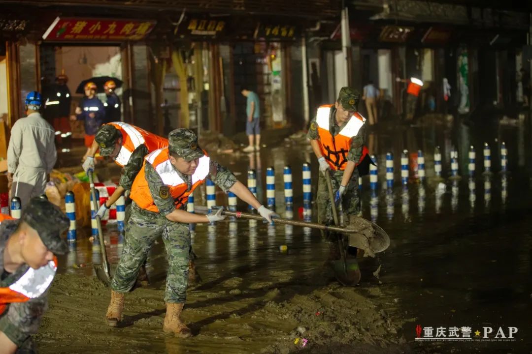 分秒必争,武警官兵持续奋战在抗洪一线