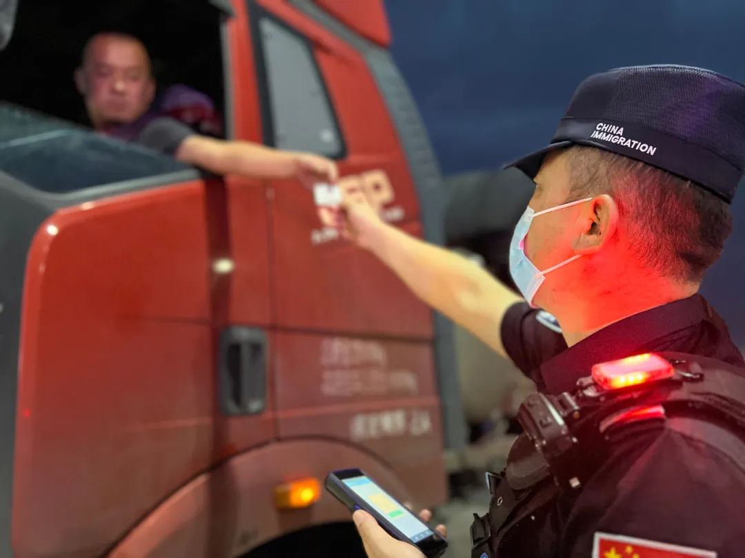 整合宣传力量,组织执勤警力对过往车辆发放宣传信息资料,提高群众对