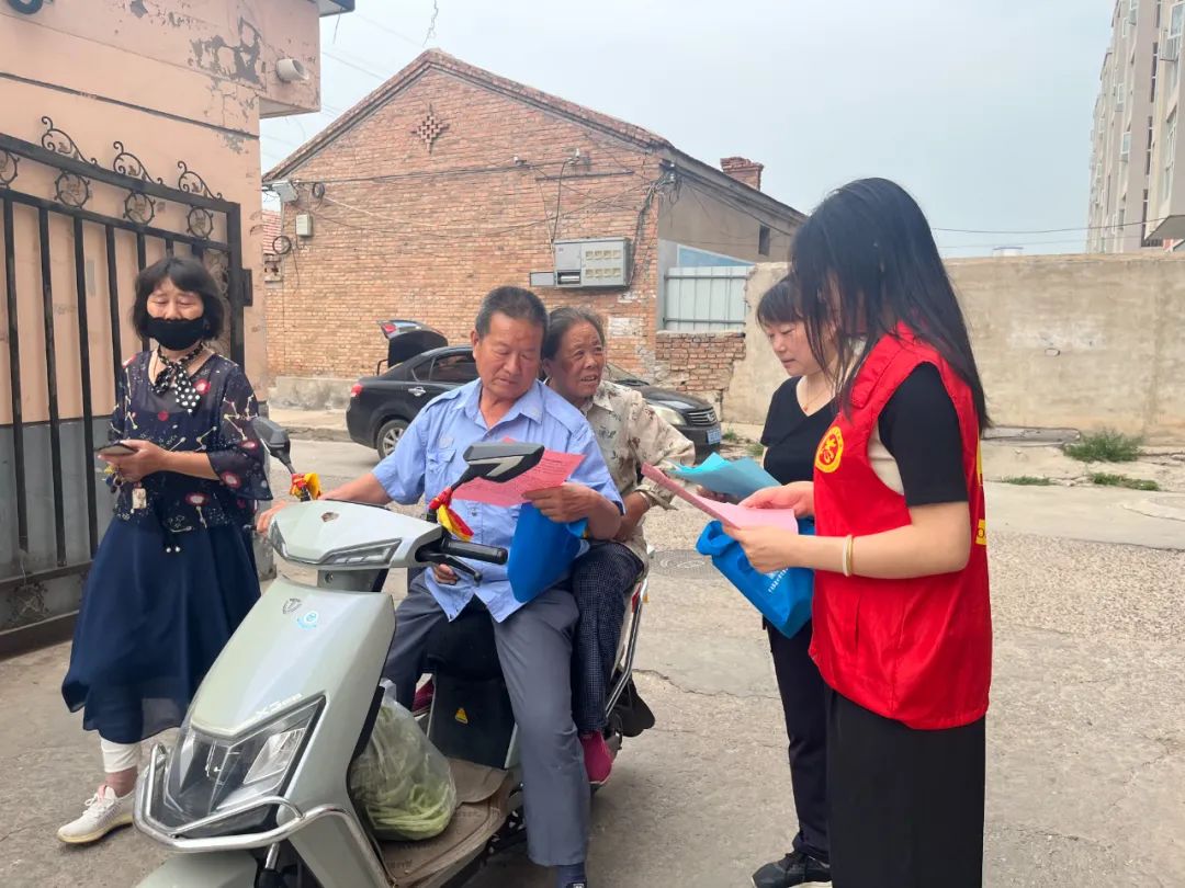 宣传单及现场讲解的方式,向社区群众普及网络谣言和网络不良信息的