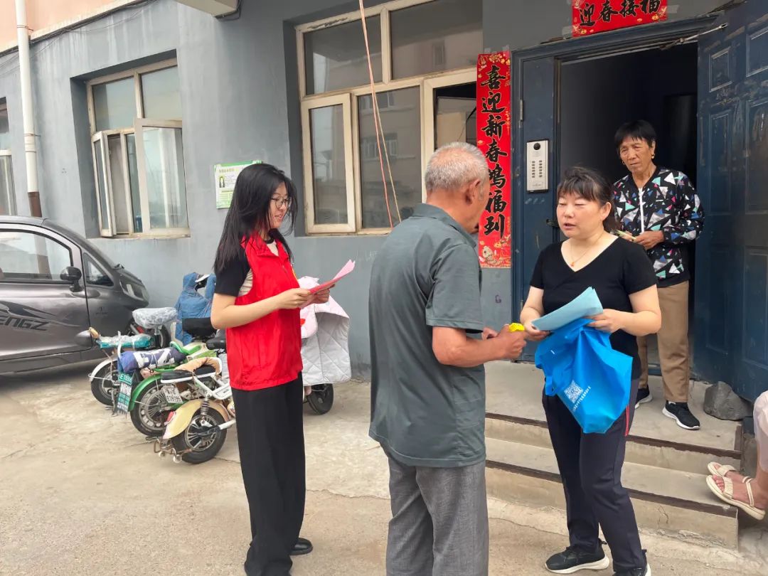 宣传单及现场讲解的方式,向社区群众普及网络谣言和网络不良信息的