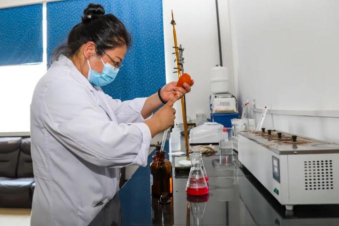 化验员正在检测出厂水质情况.