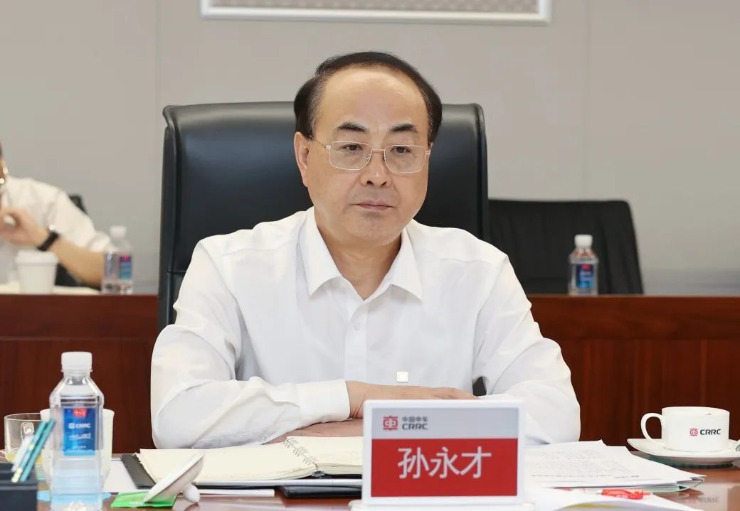 中国中车副总裁王锋,中国节能副总经理朱庆锋参加座谈,并代表双方签订