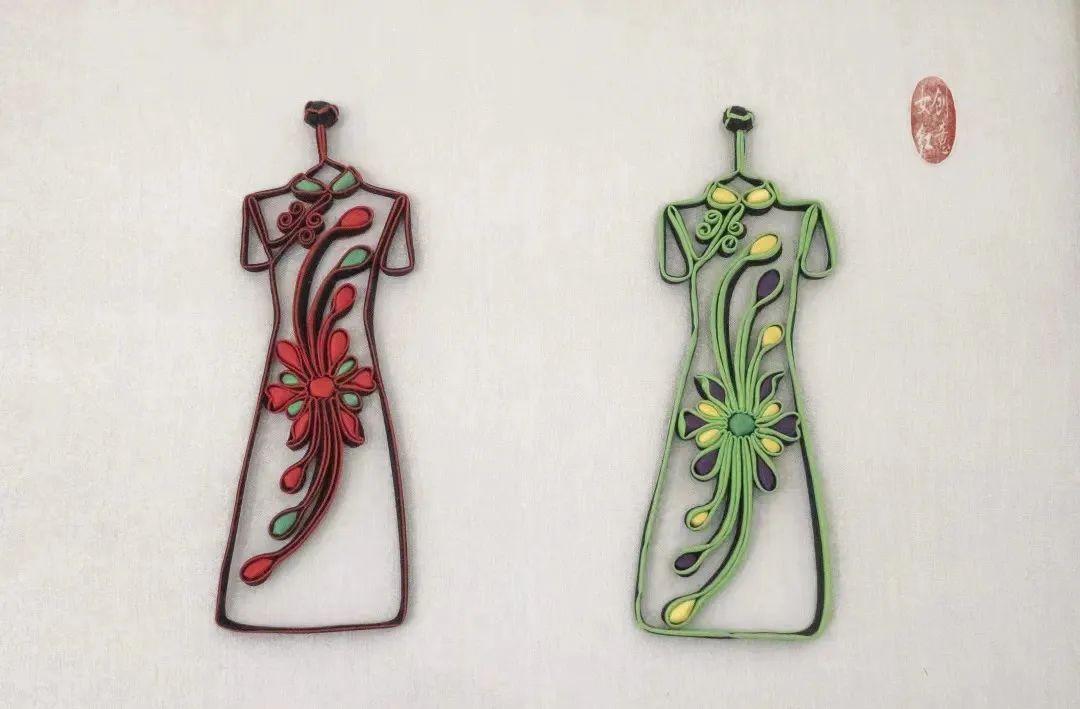 2021年,借助"15分钟学习圈",张连珍在村居开设学习盘扣制作技艺课堂