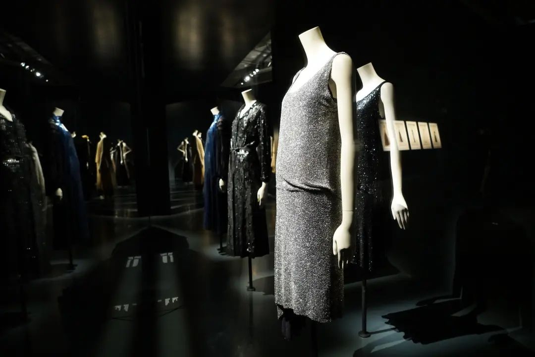 香奈儿中国首个作品回顾展亮相上海当代艺术博物馆,呈现"时尚宣言"