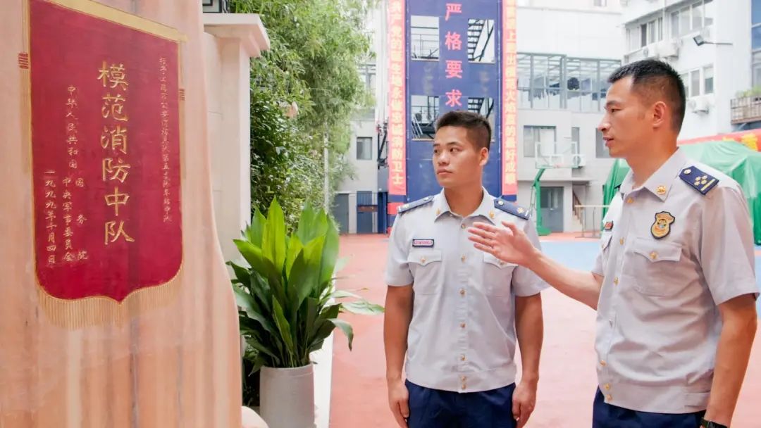 烈日下的坚守丨酷暑负重60斤折返跑,这名消防战士用行动诠释"模范"二