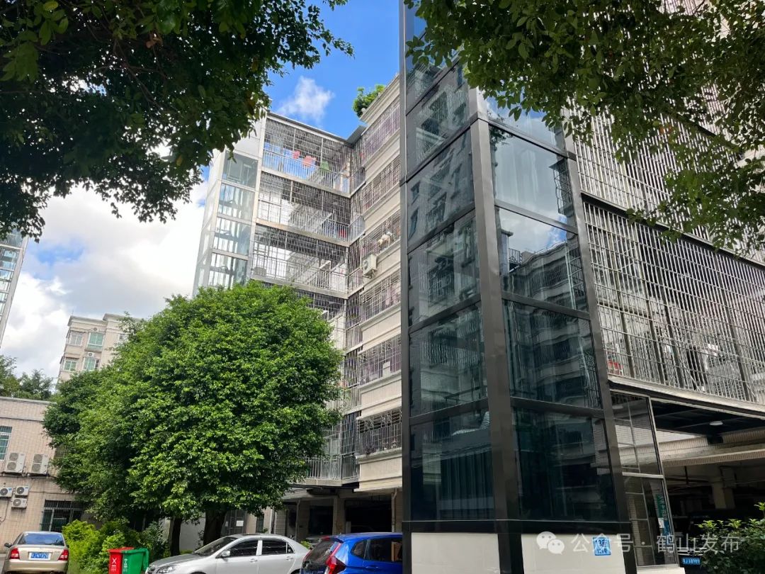 在沙坪街道丽城花园小区,住宅楼前加装的崭新的电梯格外显眼,居民们只