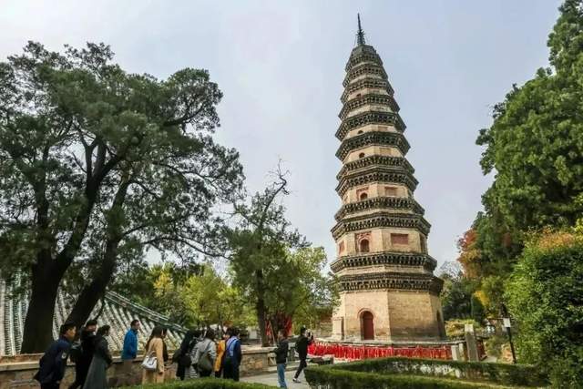 位于济南市长清区的灵岩寺群山环抱,古迹荟萃