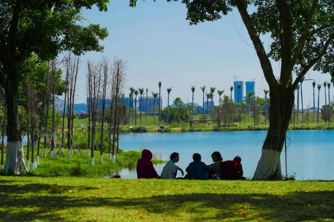 两岸等旅游大道,连接增江画廊,莲塘春色,何仙姑景区,白水仙瀑,湖心岛