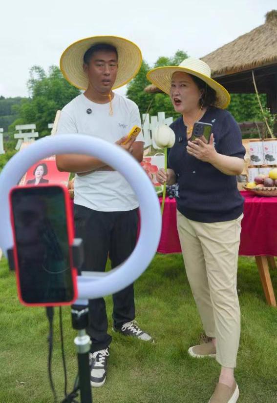 助力乡村振兴 | "川妹带川货"直播联盟妇联开启四川"百名红色主播"