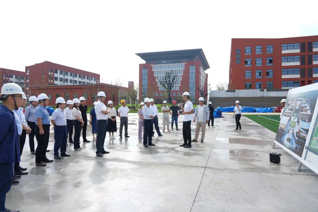 许华为一行先后前往庐江新三中,庐江二中,庐江中学人才公寓等地,听取