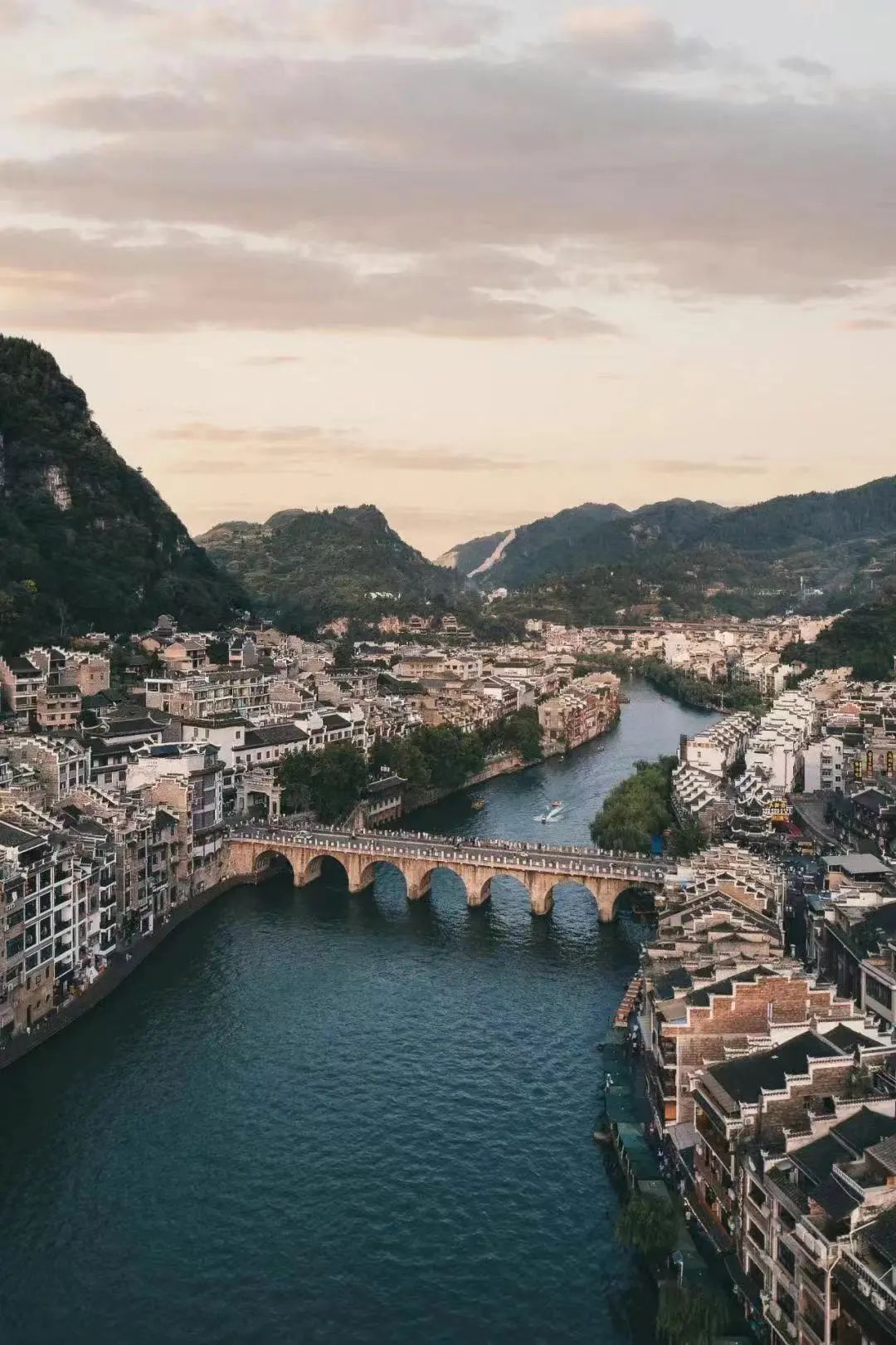 钥,七星雄关,清镇卫城等无不诉说着曾经的威武雄姿和将士们的英雄史诗