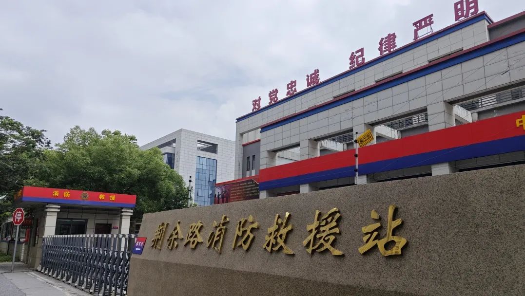 踏进了消防站的大门在家人和公益团队的陪伴下一名四岁的白血病男孩