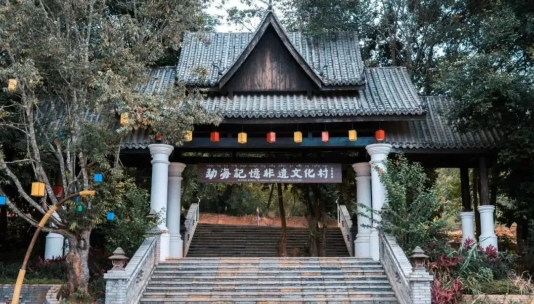 在勐巴拉国际旅游度假区"勐海记忆非遗文化村"傣陶,傣纸,贝叶经,竹编