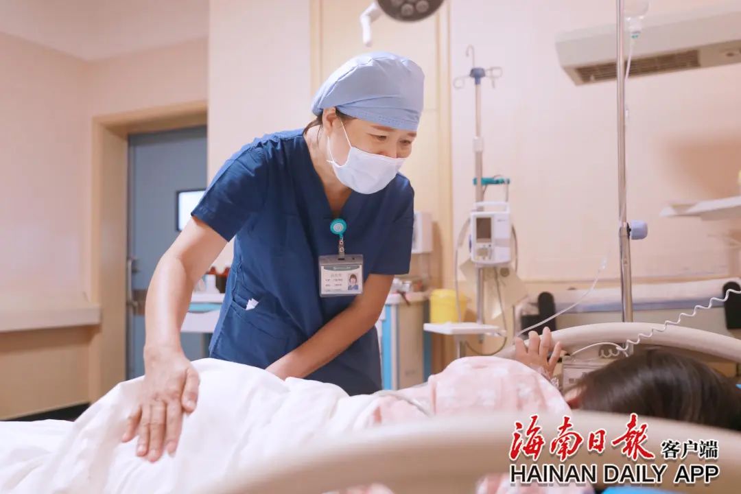 医院产房助产士冯秋清从事助产行业已有30年,亲手接生了3万多名宝宝