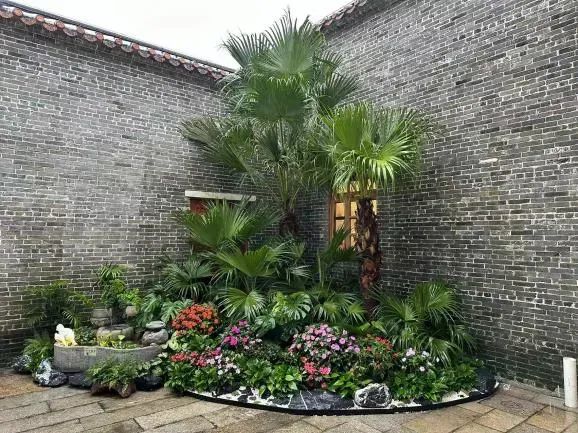 圭峰会城通过整体打造示范村,重点打造示范户的方式带动推广"美丽庭院