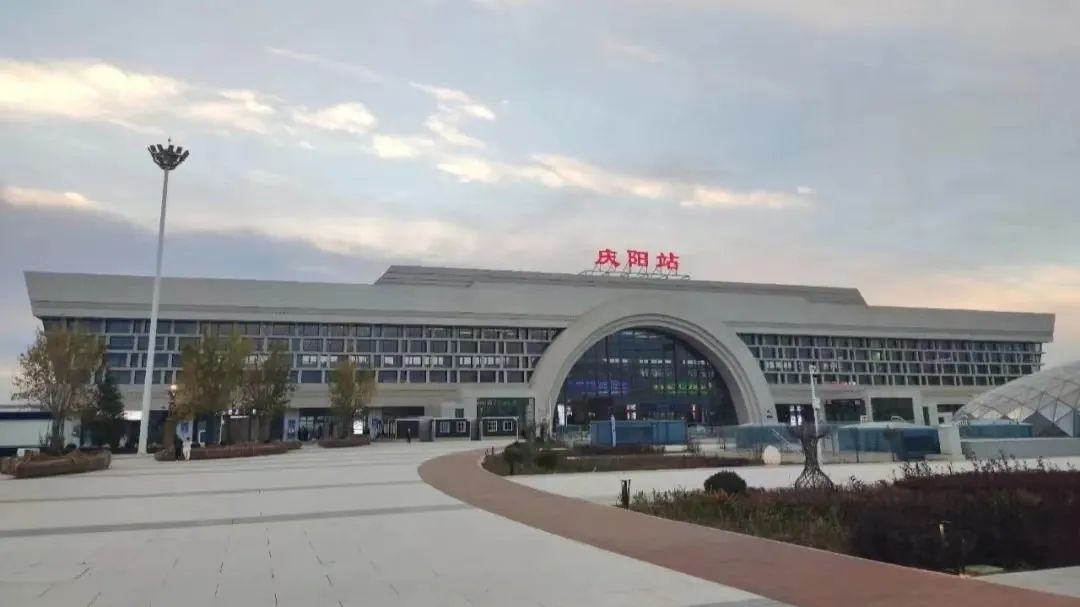 高铁庆阳站紧急下车治疗站车工作人员和医务人员上演了一场生命接力