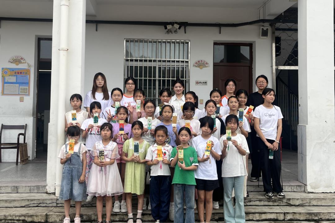 东亭乡妇联,团委联合乡新时代文明实践志愿者们和东亭乡中心小学的小