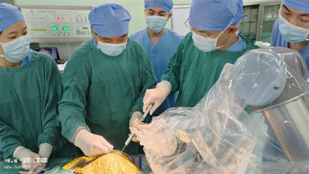 沈志鹏副主任正在做手术由于创伤小,术后成成无需在监护室观察,直接