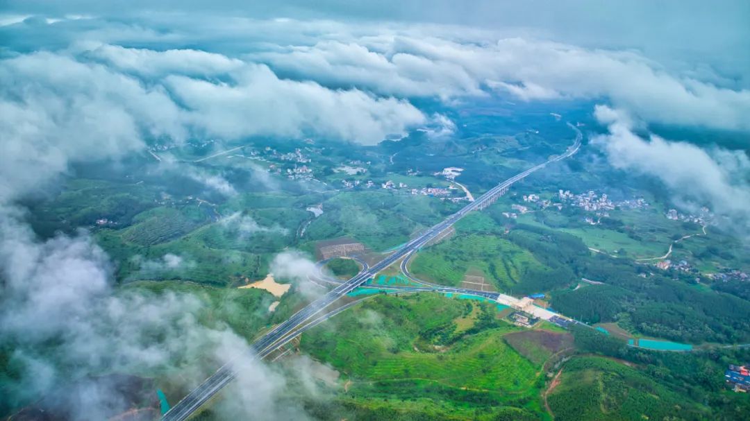 南湛高速联通广西南宁与广东湛江两地,对促进北部湾经济区和粤港澳大