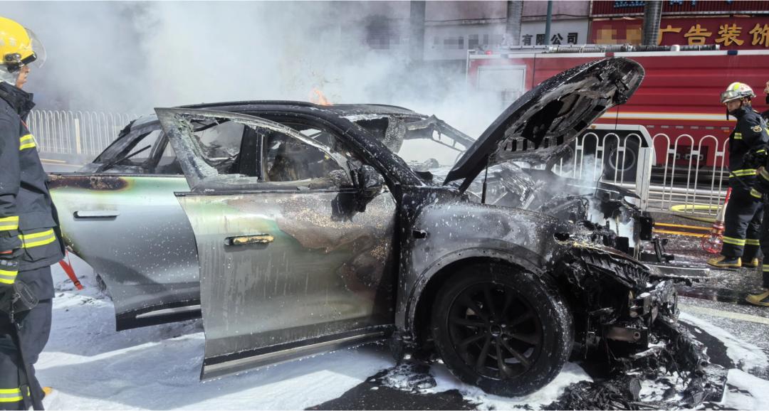 一新能源汽车突发自燃!车主:事发时前车盖突然炸响